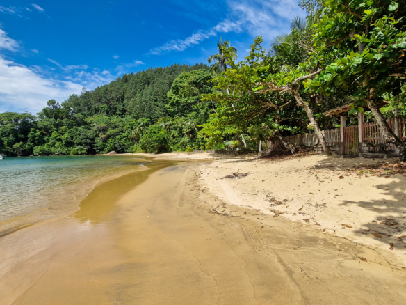 Propriedade Exclusiva Pé na Areia na Praia da Ribeira — 2.200m² de terreno e 5 Suítes