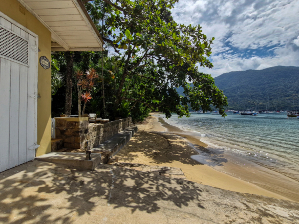 Propriedade Exclusiva Pé na Areia na Praia da Ribeira — 2.200m² de terreno e 5 Suítes
