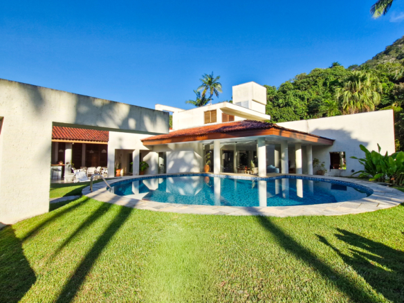 Casa a venda com 5 dormitórios em condomínio na Praia Dura | Ubatuba