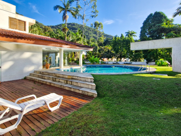 Casa a venda com 5 dormitórios em condomínio na Praia Dura | Ubatuba