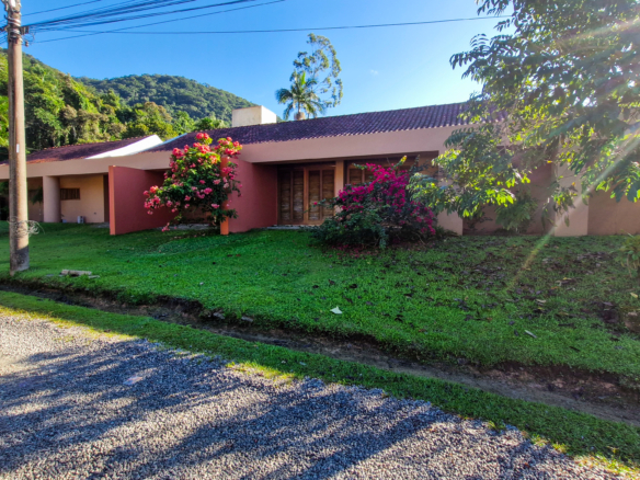 Casa a venda com 5 dormitórios em condomínio na Praia Dura | Ubatuba