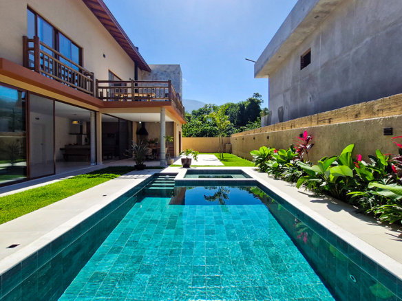 Casa Nova de Alto Padrão a venda na Praia da Mococa | Arquitetura Contemporânea e Lazer Privativo