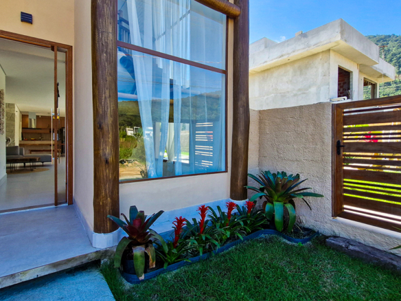 Casa Nova de Alto Padrão a venda na Praia da Mococa | Arquitetura Contemporânea e Lazer Privativo
