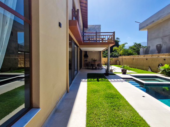 Casa Nova de Alto Padrão a venda na Praia da Mococa | Arquitetura Contemporânea e Lazer Privativo