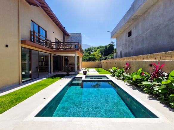 Casa Nova de Alto Padrão a venda na Praia da Mococa | Arquitetura Contemporânea e Lazer Privativo