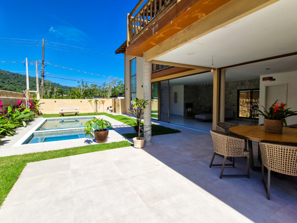 Casa Nova de Alto Padrão a venda na Praia da Mococa | Arquitetura Contemporânea e Lazer Privativo
