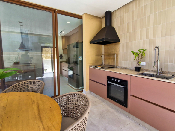Casa Nova de Alto Padrão a venda na Praia da Mococa | Arquitetura Contemporânea e Lazer Privativo