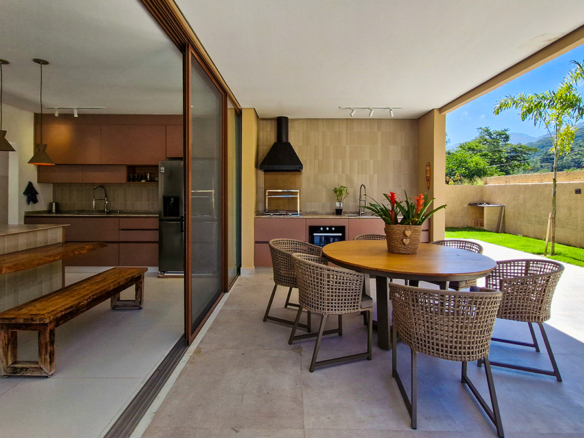 Casa Nova de Alto Padrão a venda na Praia da Mococa | Arquitetura Contemporânea e Lazer Privativo