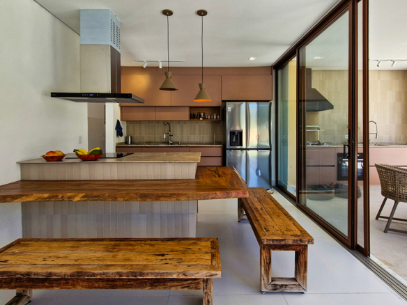 Casa Nova de Alto Padrão a venda na Praia da Mococa | Arquitetura Contemporânea e Lazer Privativo