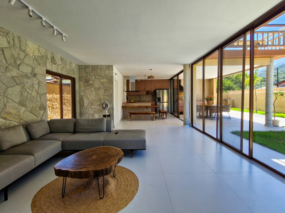 Casa Nova de Alto Padrão a venda na Praia da Mococa | Arquitetura Contemporânea e Lazer Privativo