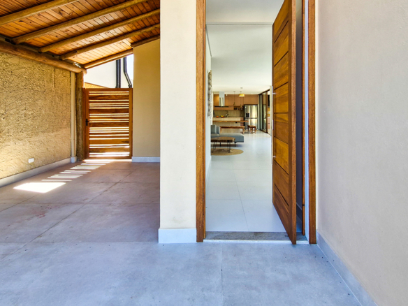 Casa Nova de Alto Padrão a venda na Praia da Mococa | Arquitetura Contemporânea e Lazer Privativo