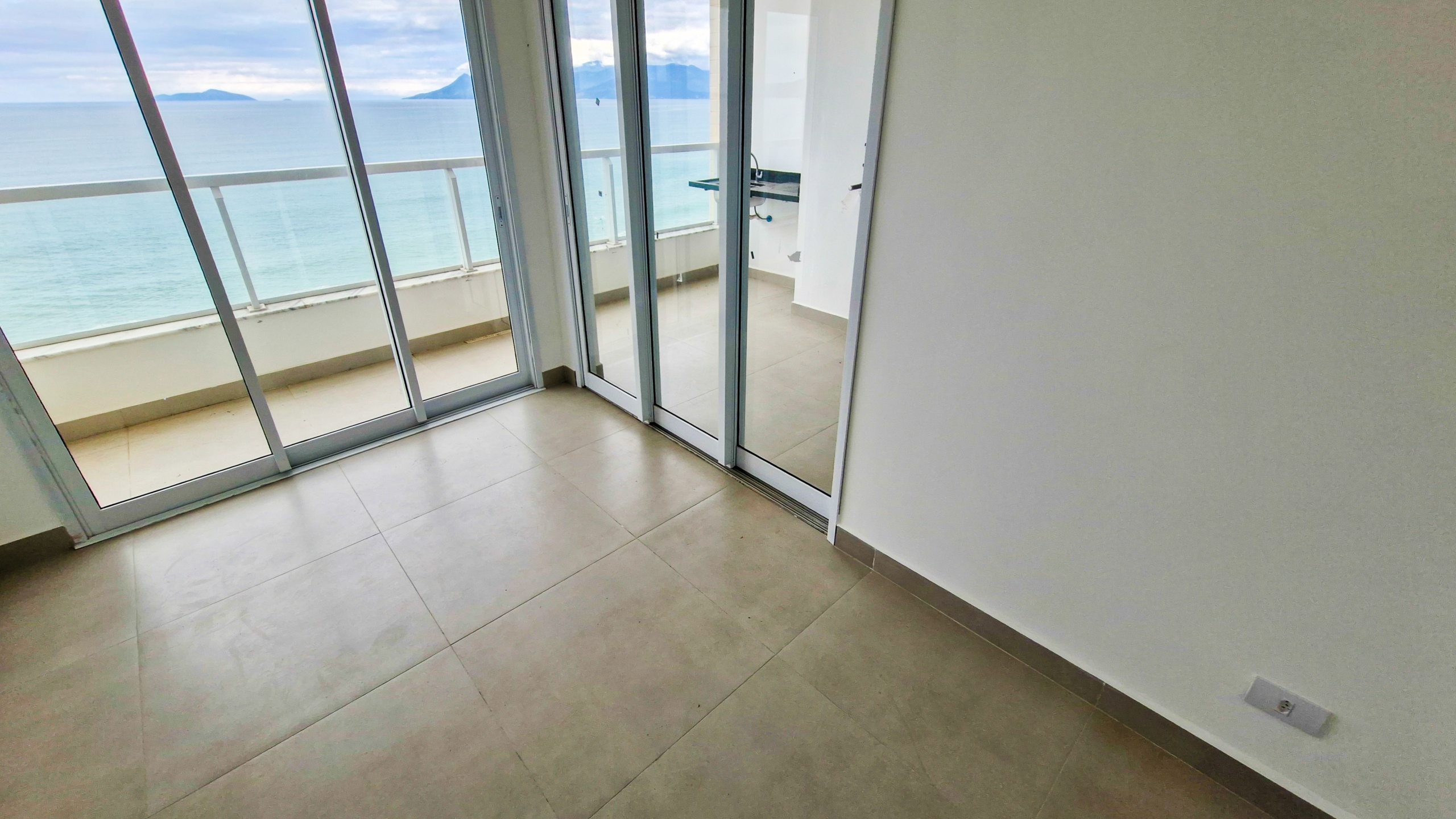 Apartamento Frente Mar à Venda na Praia de Massaguaçu – Caraguatatuba/SP