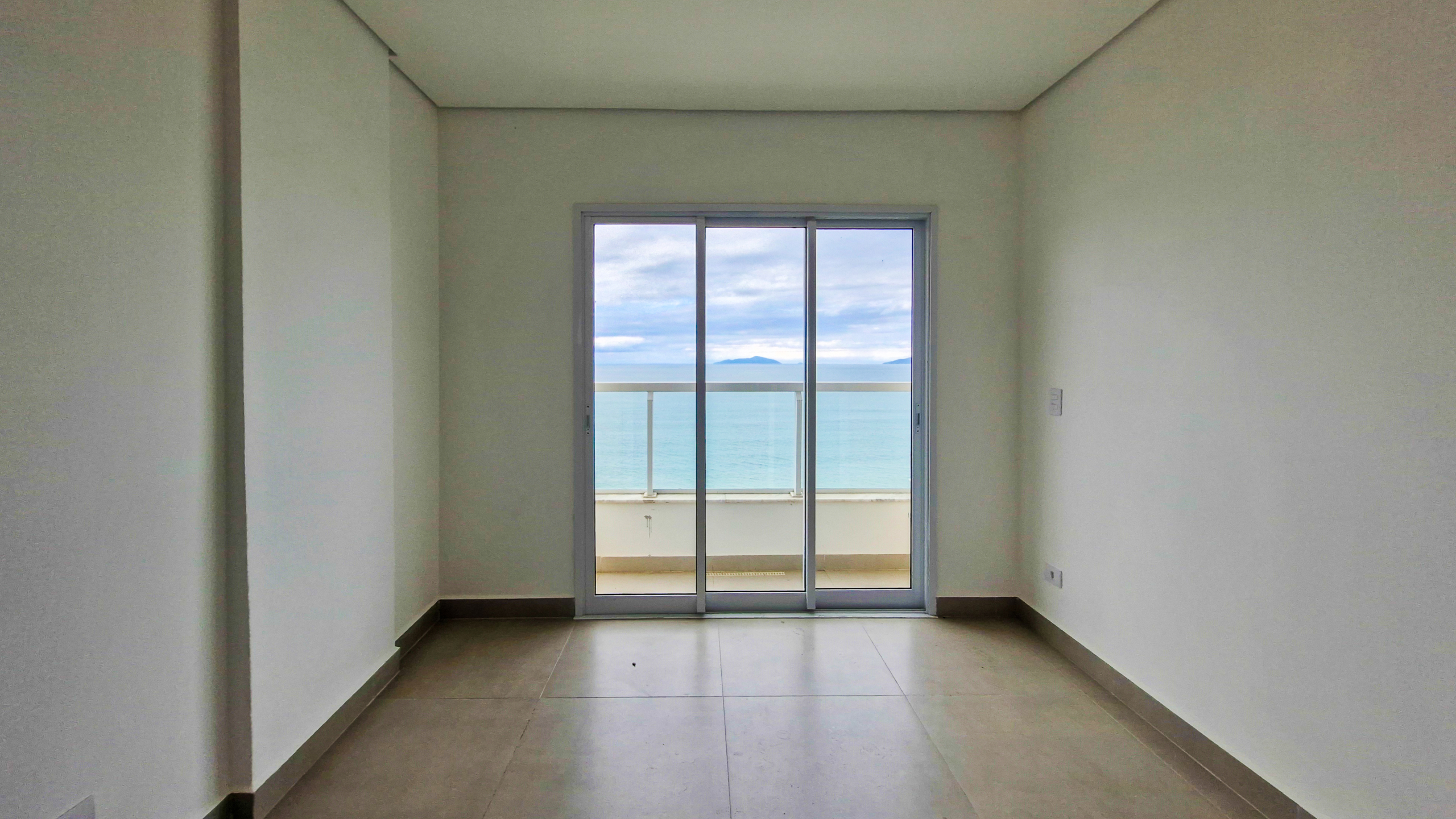 Apartamento Frente Mar à Venda na Praia de Massaguaçu – Caraguatatuba/SP