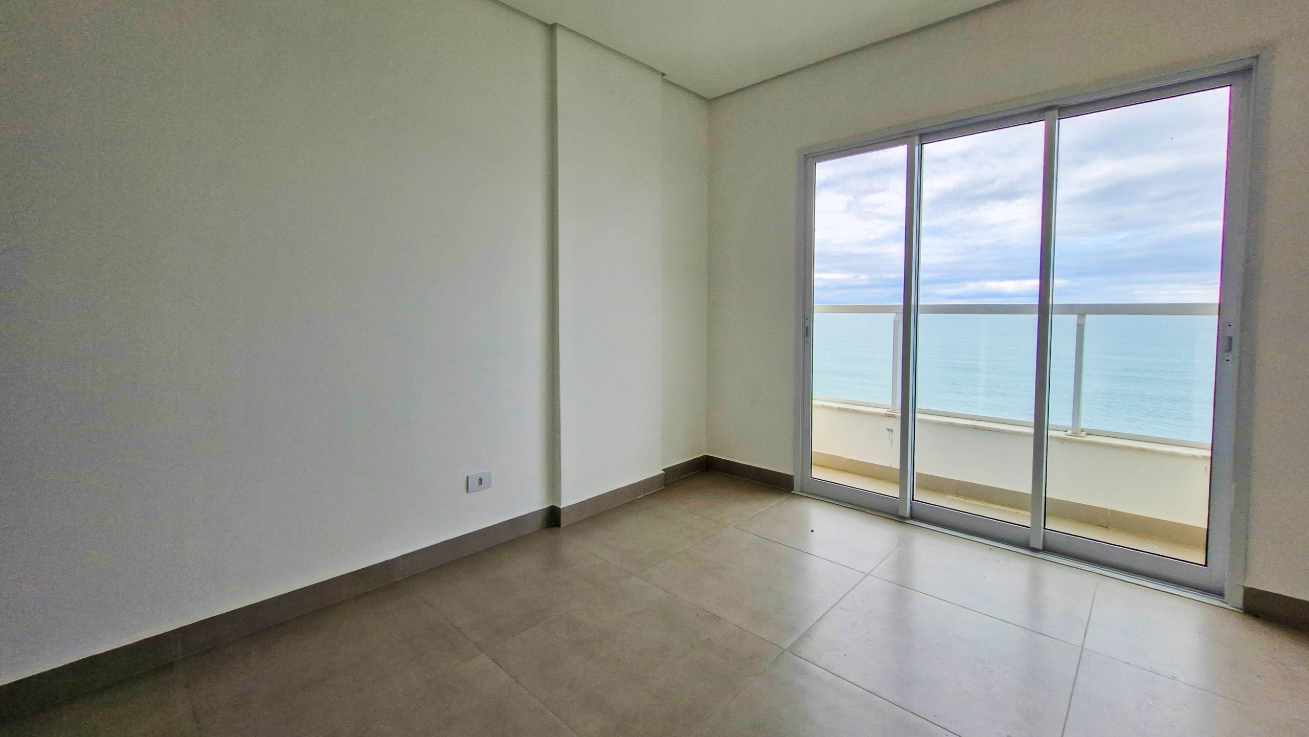 Apartamento Frente Mar à Venda na Praia de Massaguaçu – Caraguatatuba/SP