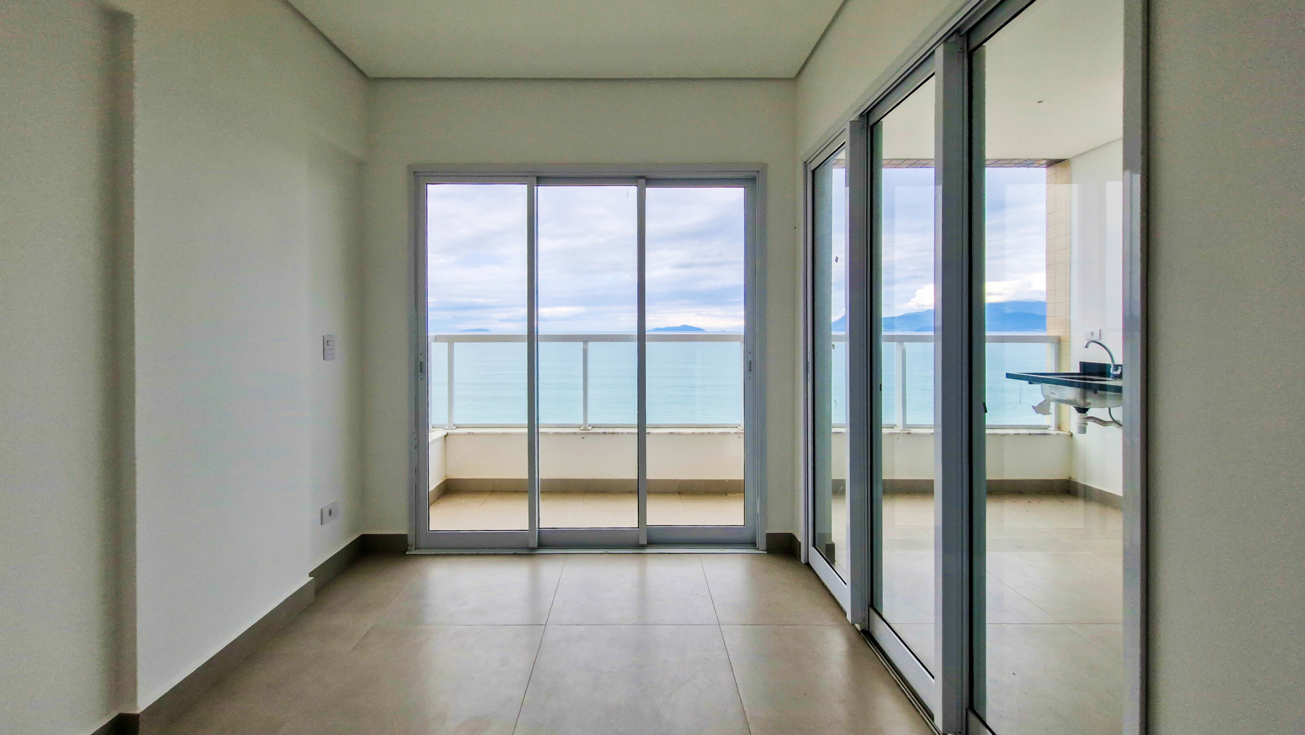 Apartamento Frente Mar à Venda na Praia de Massaguaçu – Caraguatatuba/SP