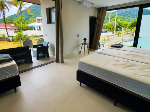 Casa Frente Mar com 5 Suítes e Piscina Aquecida na Praia da Lagoinha – Ubatuba