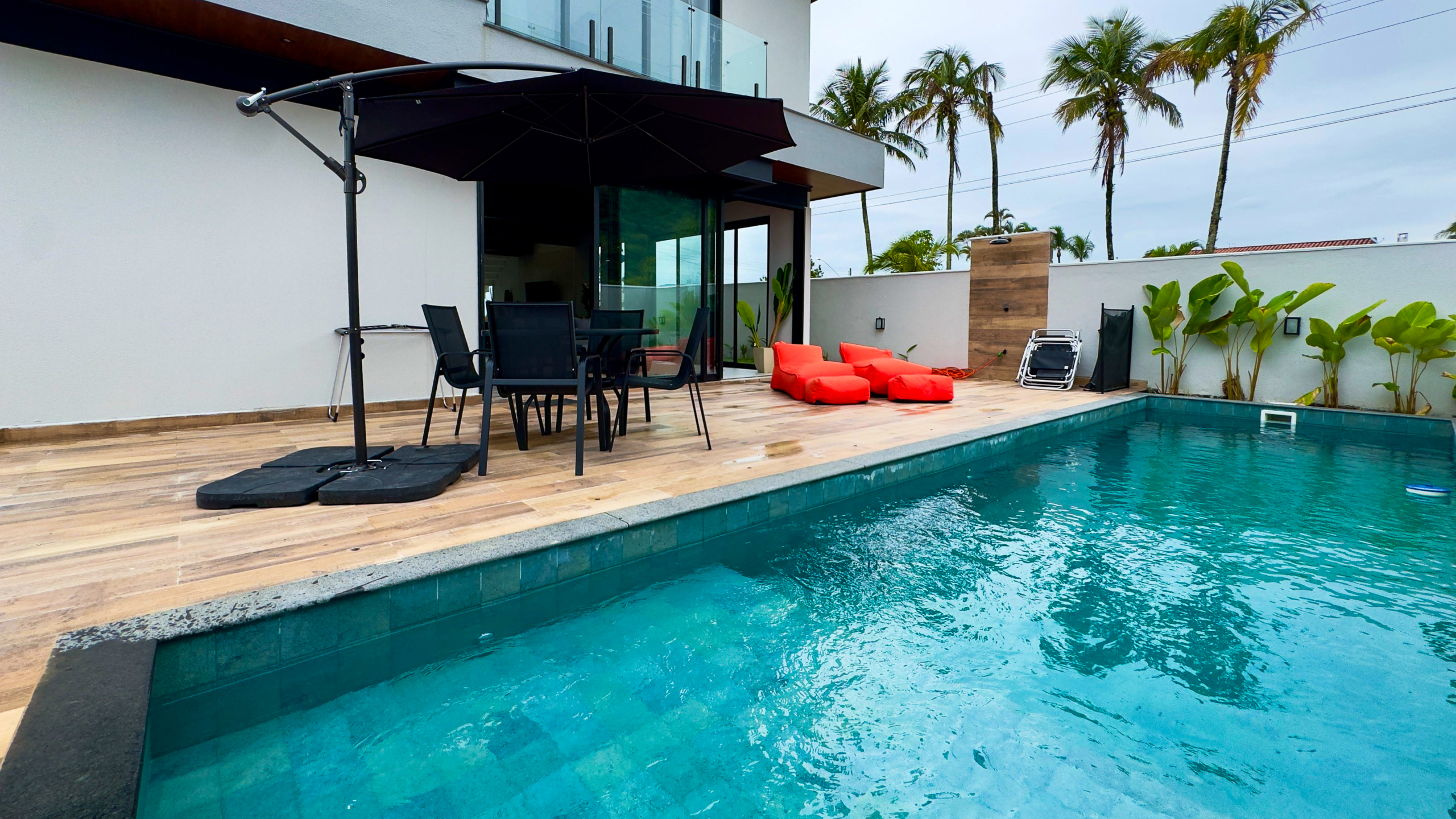 Casa Frente Mar com 5 Suítes e Piscina Aquecida na Praia da Lagoinha – Ubatuba