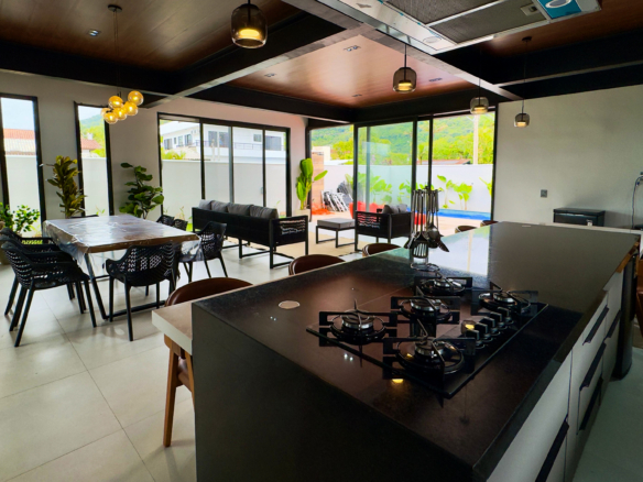 Casa Frente Mar com 5 Suítes e Piscina Aquecida na Praia da Lagoinha – Ubatuba