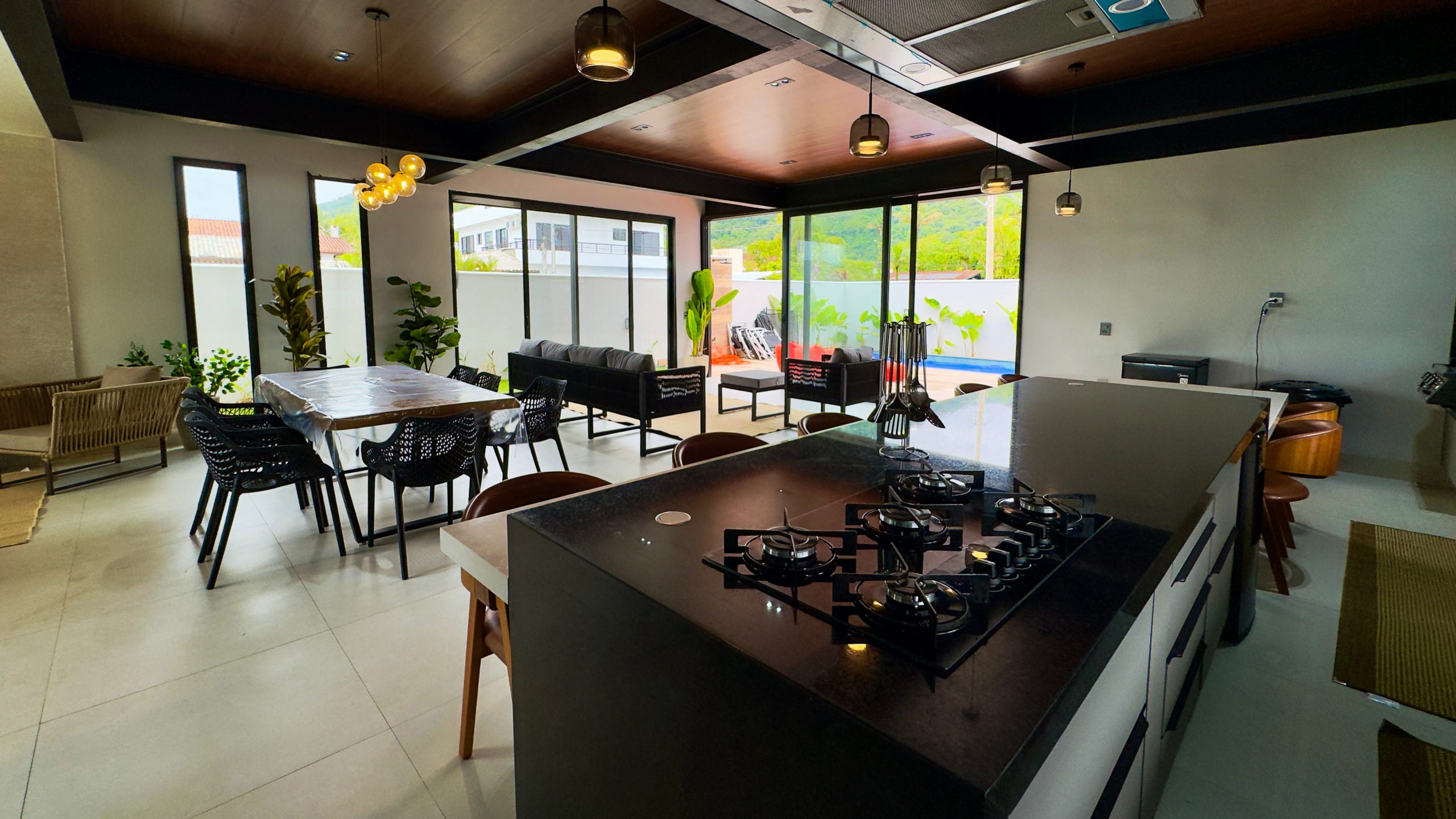 Casa Frente Mar com 5 Suítes e Piscina Aquecida na Praia da Lagoinha – Ubatuba