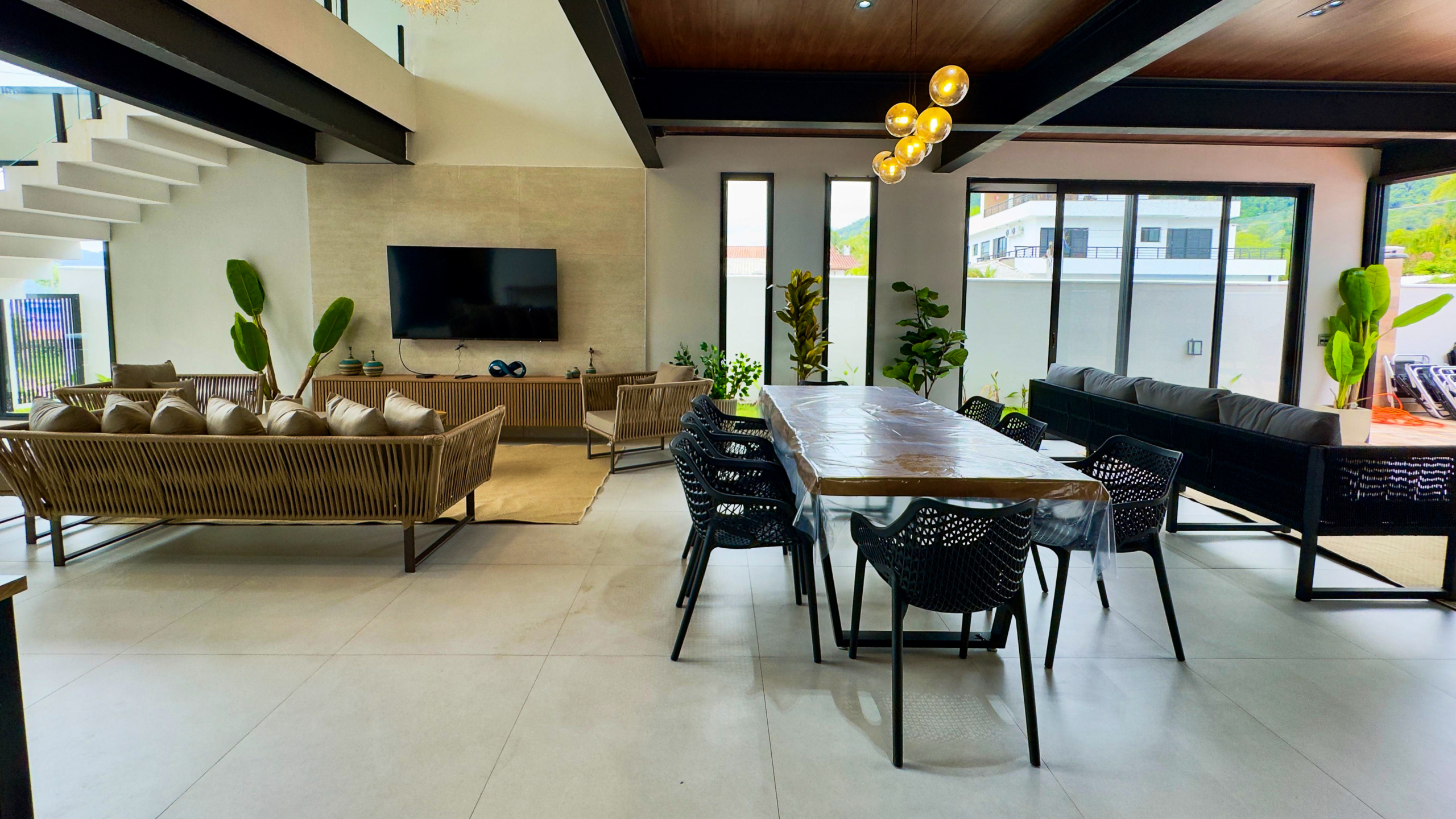 Casa Frente Mar com 5 Suítes e Piscina Aquecida na Praia da Lagoinha – Ubatuba