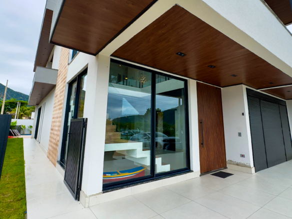Casa Frente Mar com 5 Suítes e Piscina Aquecida na Praia da Lagoinha – Ubatuba