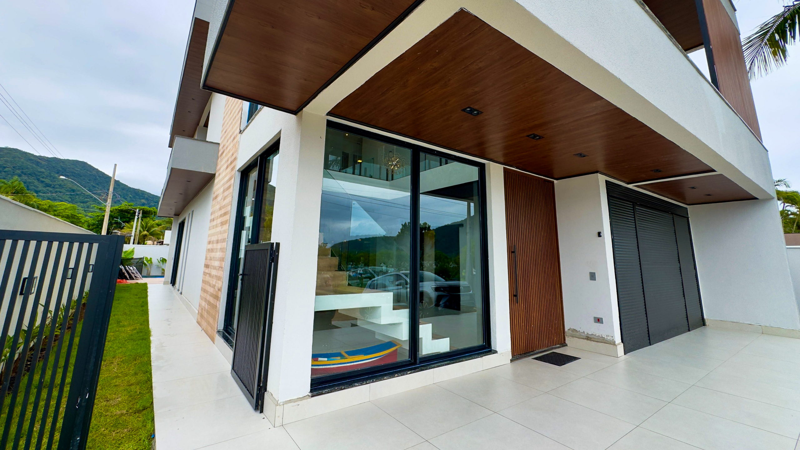 Casa Frente Mar com 5 Suítes e Piscina Aquecida na Praia da Lagoinha – Ubatuba