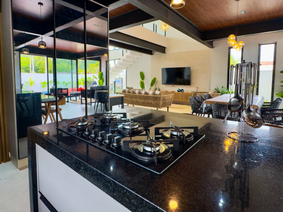 Casa Frente Mar com 5 Suítes e Piscina Aquecida na Praia da Lagoinha – Ubatuba