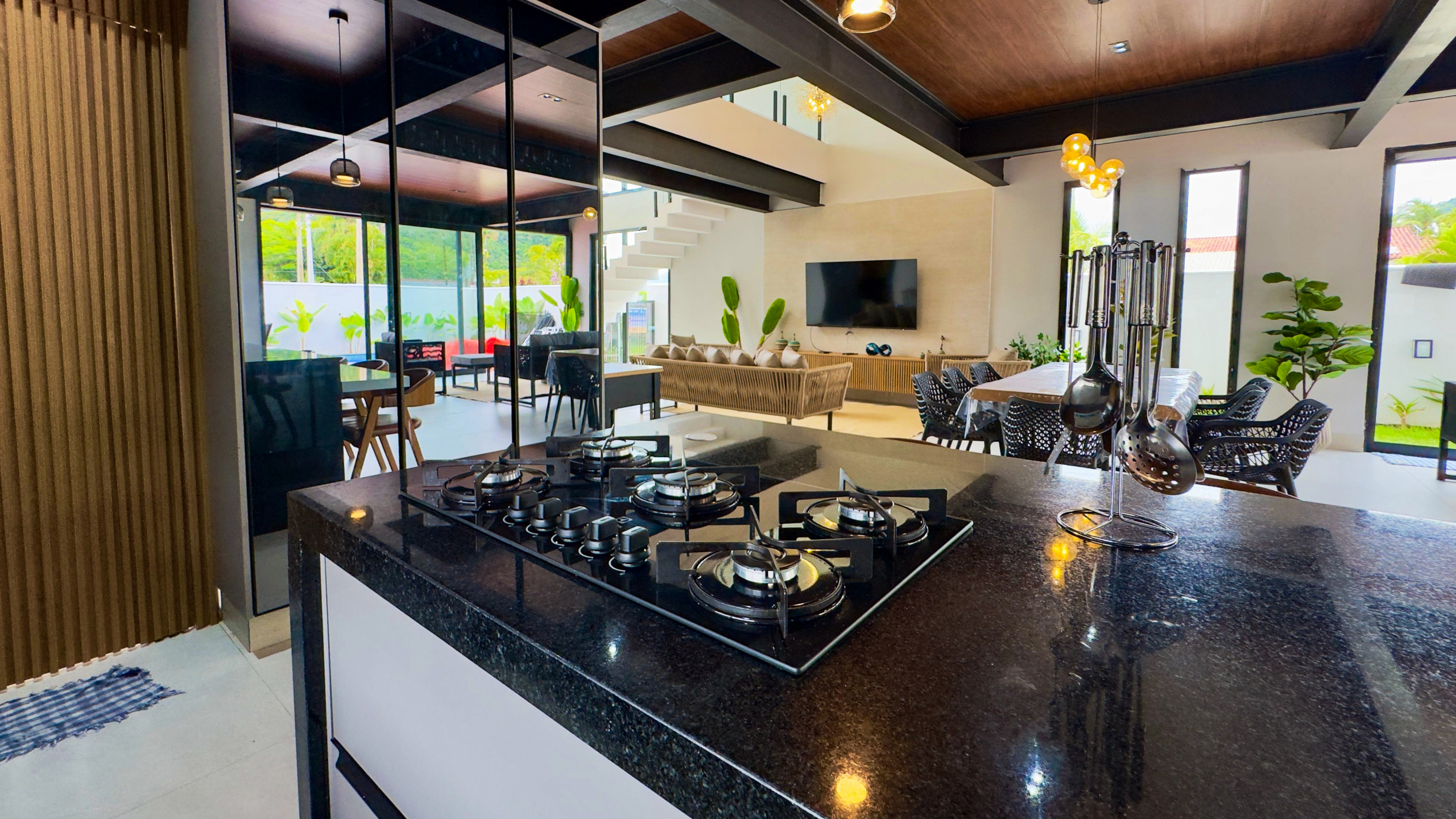 Casa Frente Mar com 5 Suítes e Piscina Aquecida na Praia da Lagoinha – Ubatuba