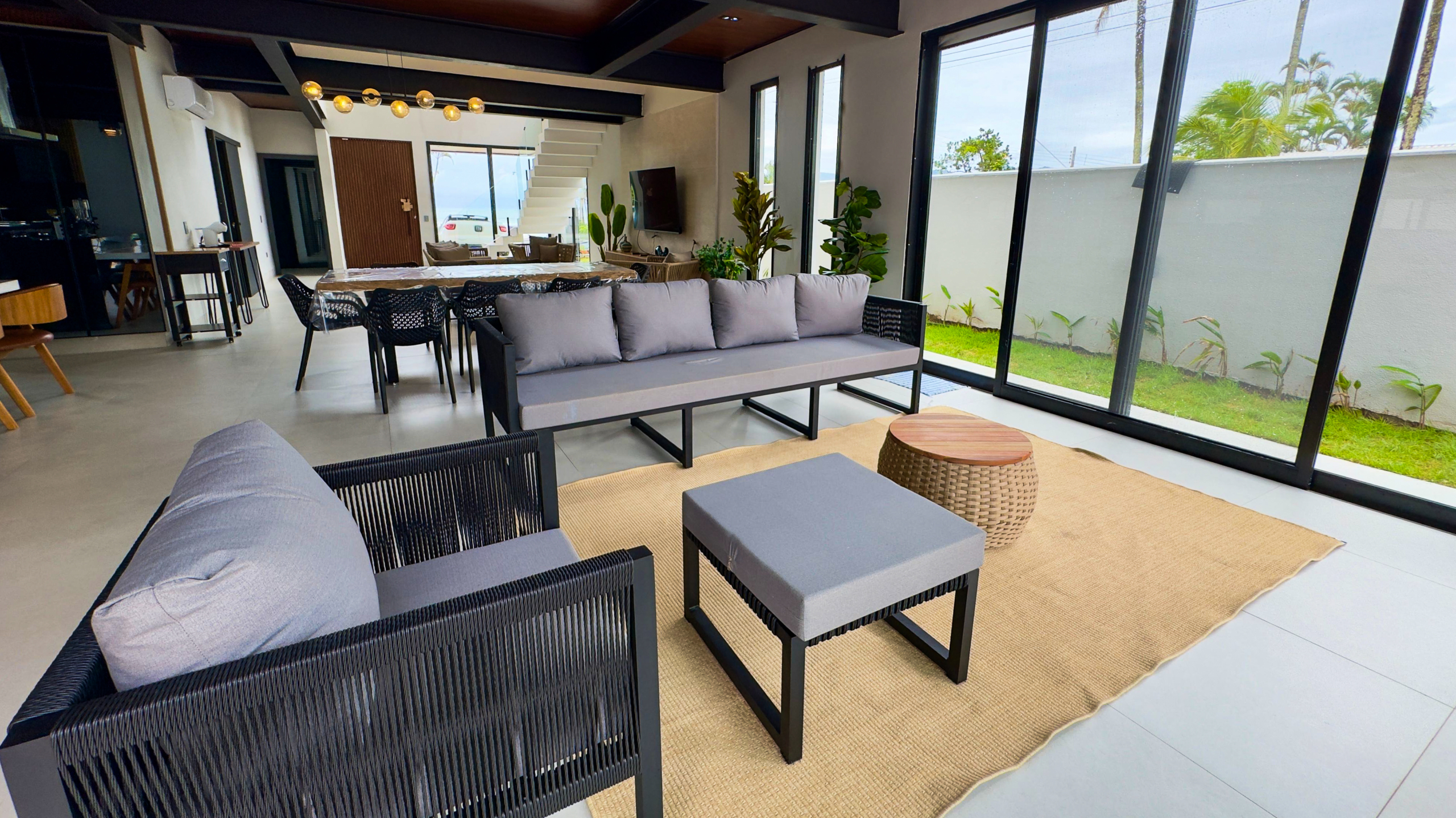Casa Frente Mar com 5 Suítes e Piscina Aquecida na Praia da Lagoinha – Ubatuba