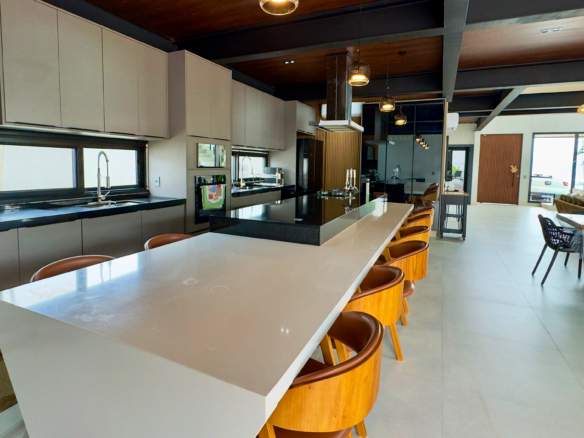 Casa Frente Mar com 5 Suítes e Piscina Aquecida na Praia da Lagoinha – Ubatuba
