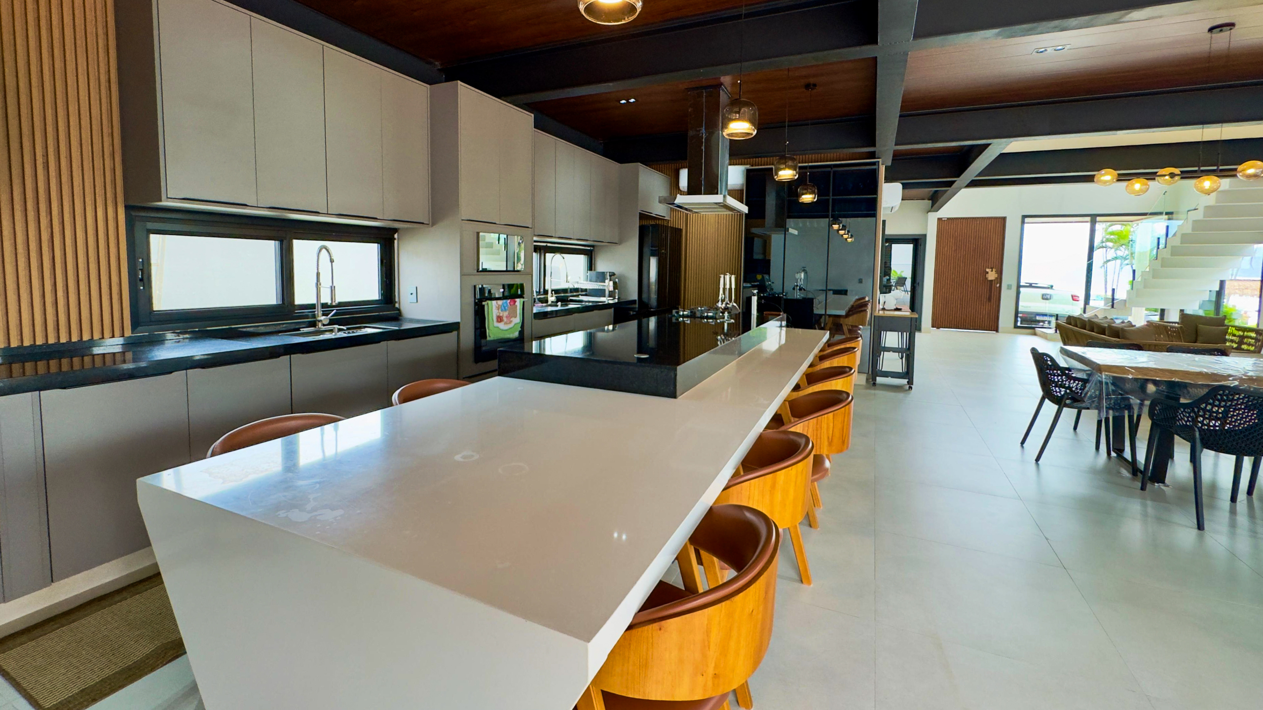 Casa Frente Mar com 5 Suítes e Piscina Aquecida na Praia da Lagoinha – Ubatuba