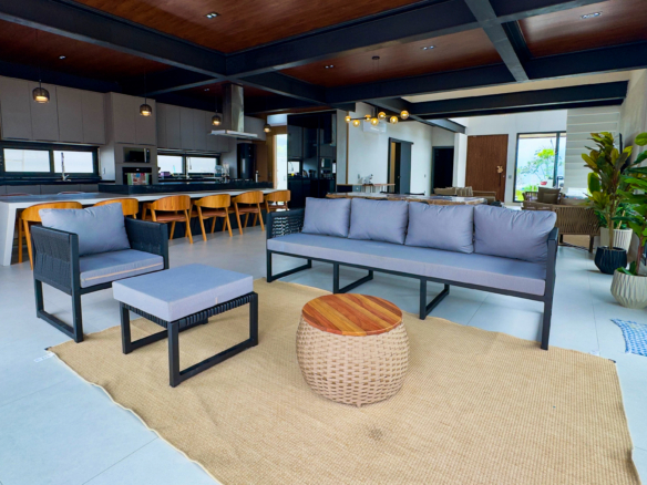 Casa Frente Mar com 5 Suítes e Piscina Aquecida na Praia da Lagoinha – Ubatuba