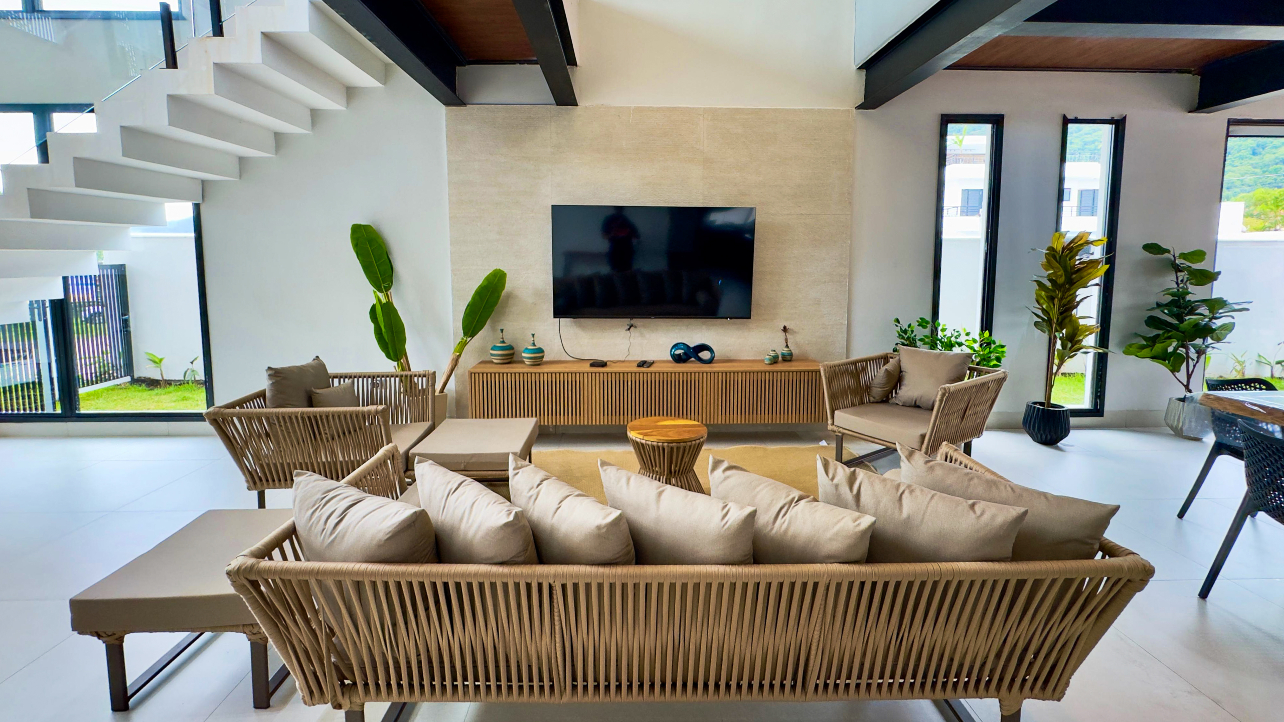 Casa Frente Mar com 5 Suítes e Piscina Aquecida na Praia da Lagoinha – Ubatuba