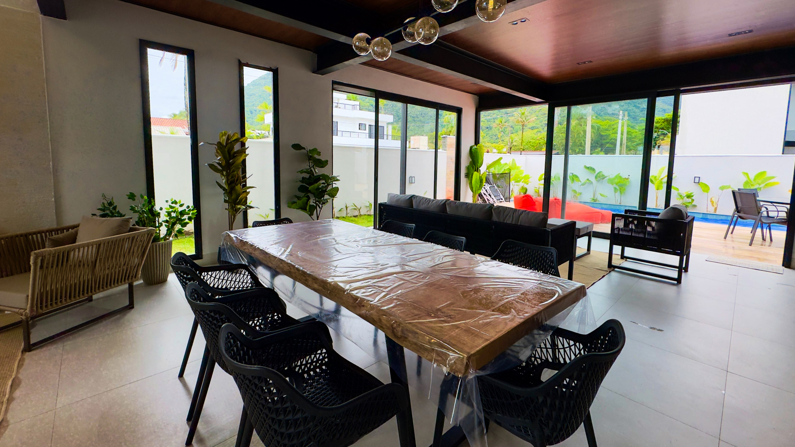 Casa Frente Mar com 5 Suítes e Piscina Aquecida na Praia da Lagoinha – Ubatuba