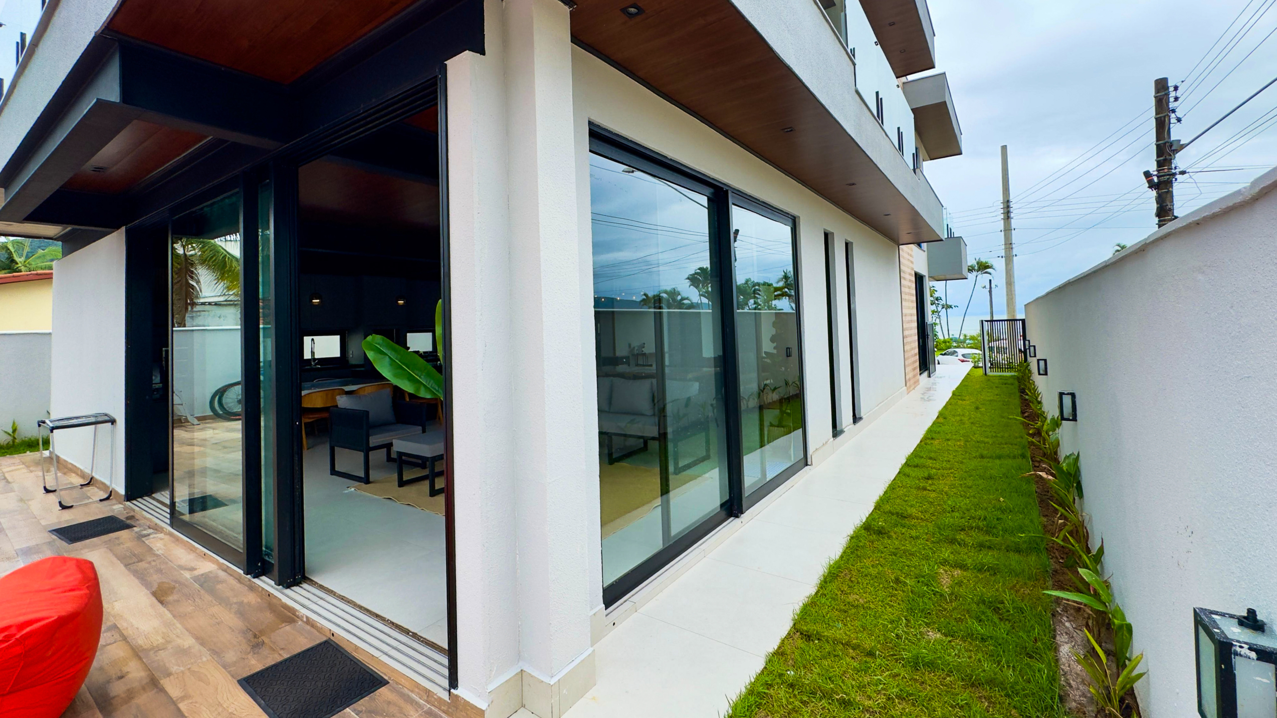 Casa Frente Mar com 5 Suítes e Piscina Aquecida na Praia da Lagoinha – Ubatuba