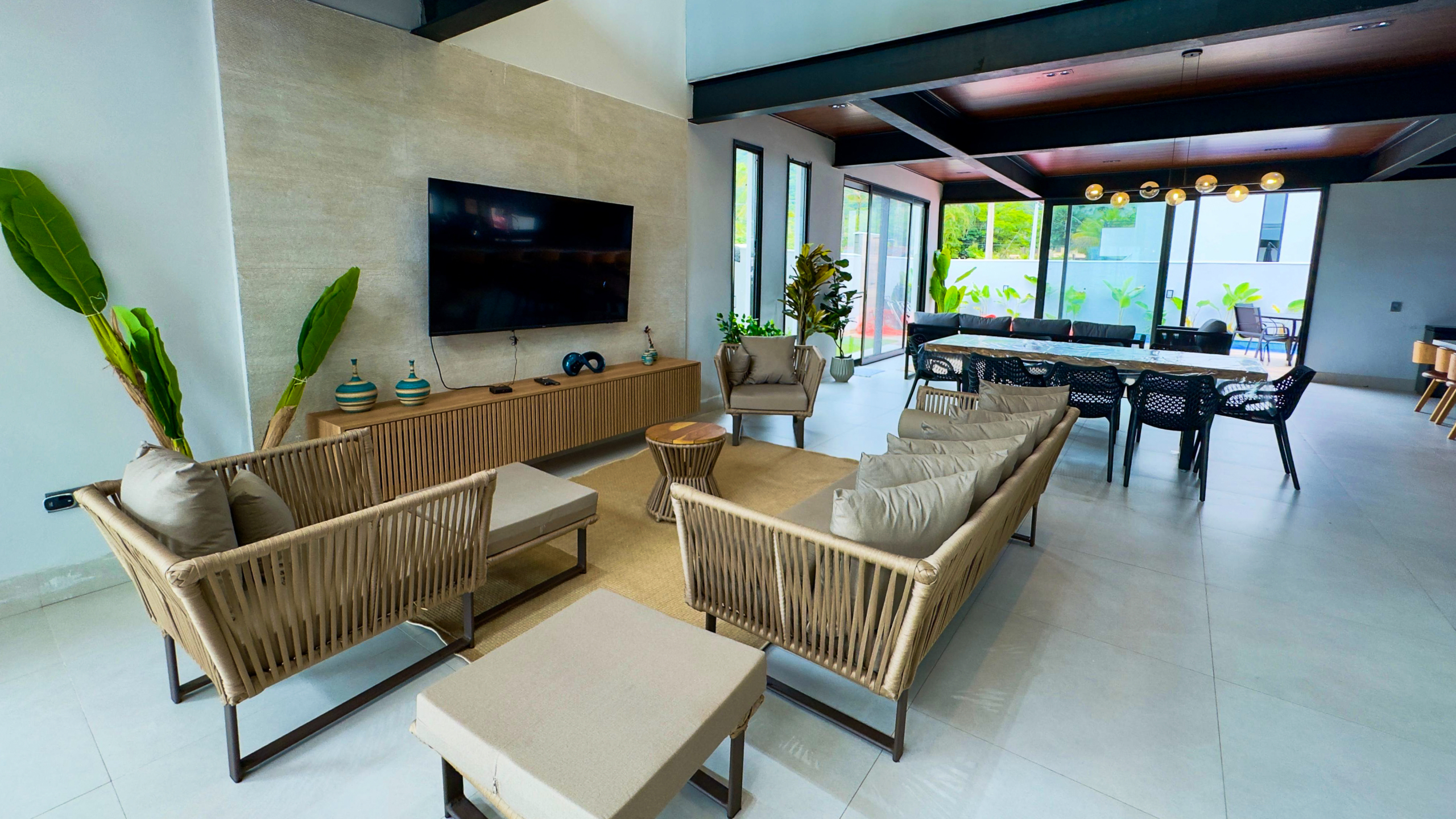 Casa Frente Mar com 5 Suítes e Piscina Aquecida na Praia da Lagoinha – Ubatuba