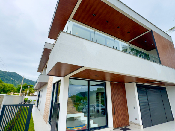 Casa Frente Mar com 5 Suítes e Piscina Aquecida na Praia da Lagoinha – Ubatuba