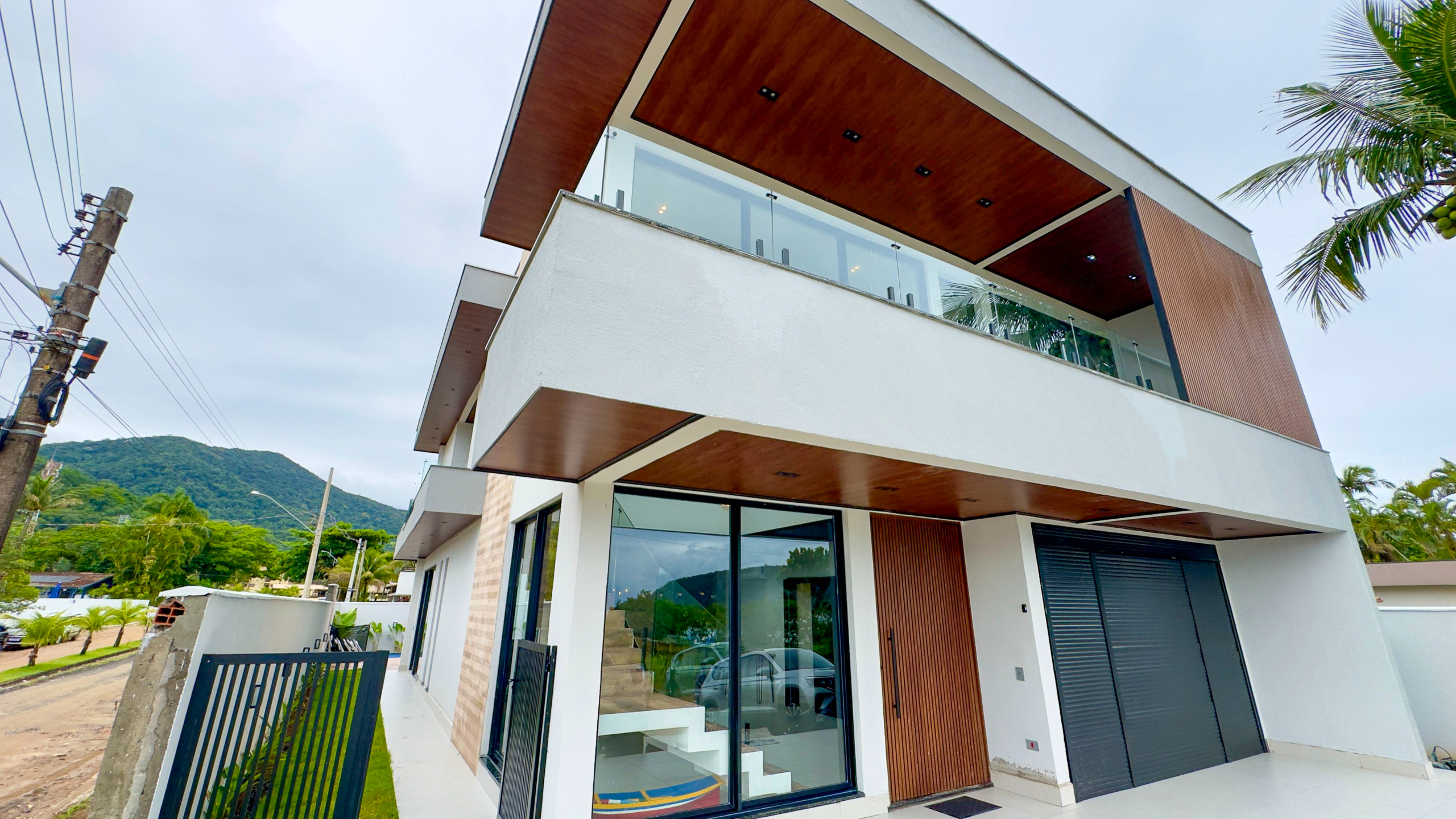Casa Frente Mar com 5 Suítes e Piscina Aquecida na Praia da Lagoinha – Ubatuba