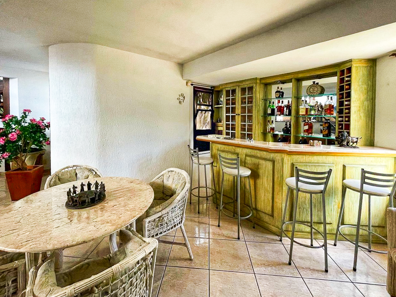 Casa de Alto Padrão com 3 Suítes e Piscina no Jardim Primavera em Caraguatatuba