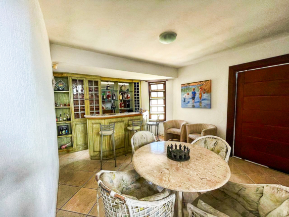 Casa de Alto Padrão com 3 Suítes e Piscina no Jardim Primavera em Caraguatatuba