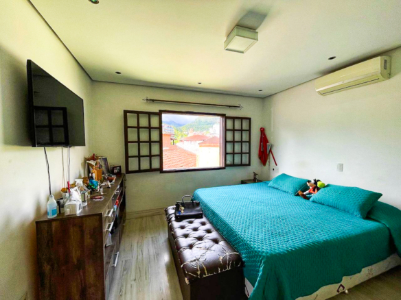 Casa de Alto Padrão com 3 Suítes e Piscina no Jardim Primavera em Caraguatatuba