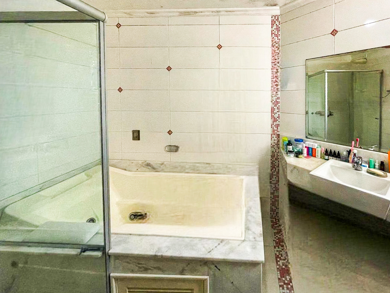Casa de Alto Padrão com 3 Suítes e Piscina no Jardim Primavera em Caraguatatuba