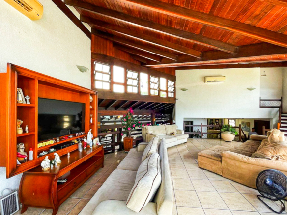 Casa de Alto Padrão com 3 Suítes e Piscina no Jardim Primavera em Caraguatatuba
