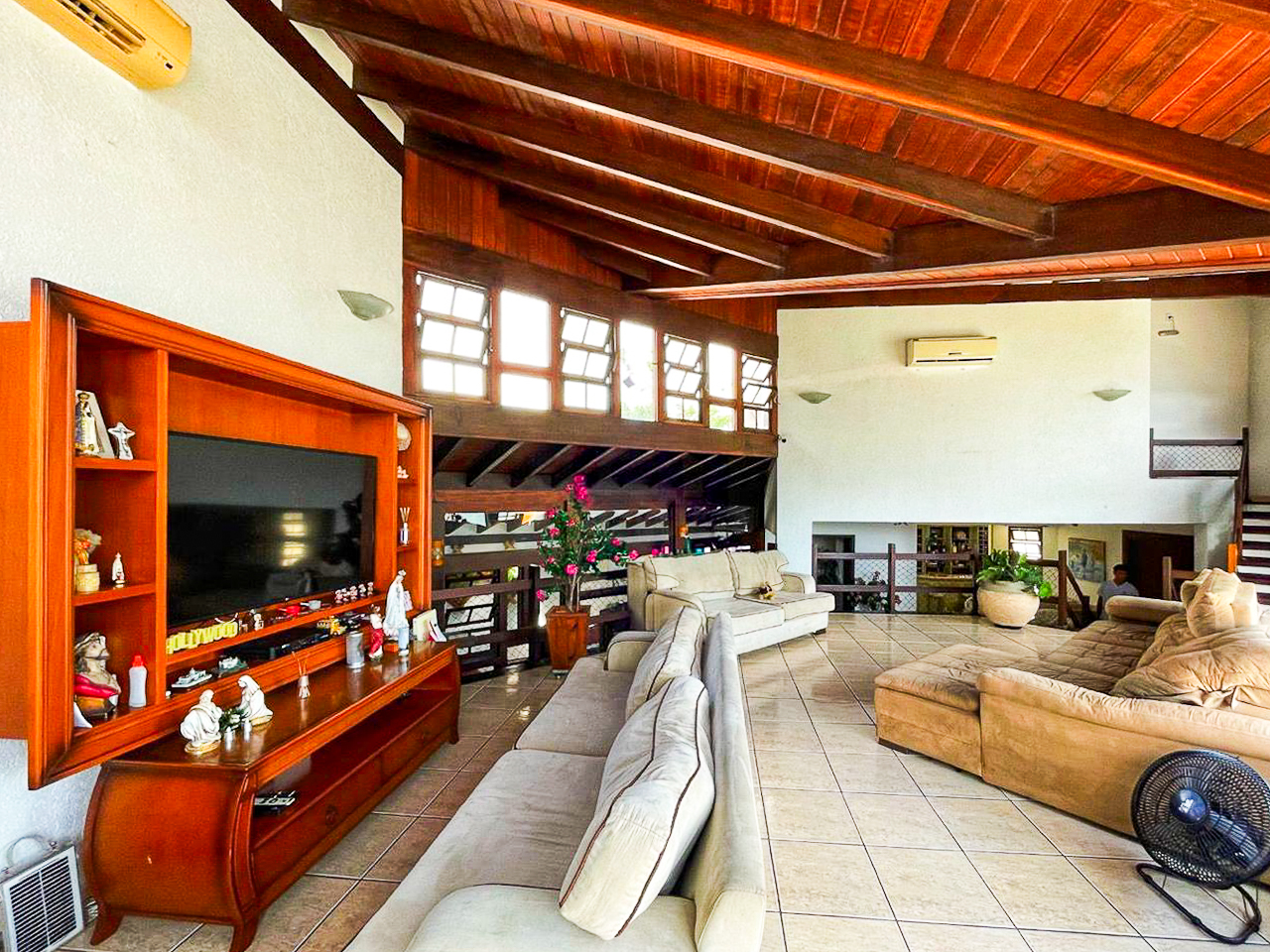 Casa de Alto Padrão com 3 Suítes e Piscina no Jardim Primavera em Caraguatatuba