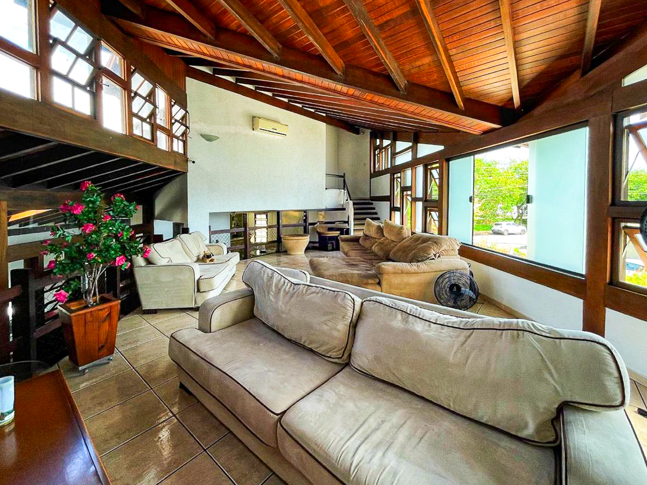 Casa de Alto Padrão com 3 Suítes e Piscina no Jardim Primavera em Caraguatatuba