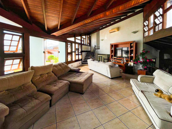 Casa de Alto Padrão com 3 Suítes e Piscina no Jardim Primavera em Caraguatatuba
