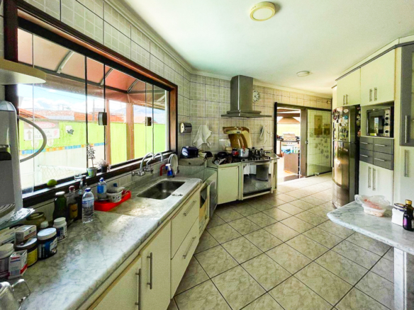 Casa de Alto Padrão com 3 Suítes e Piscina no Jardim Primavera em Caraguatatuba