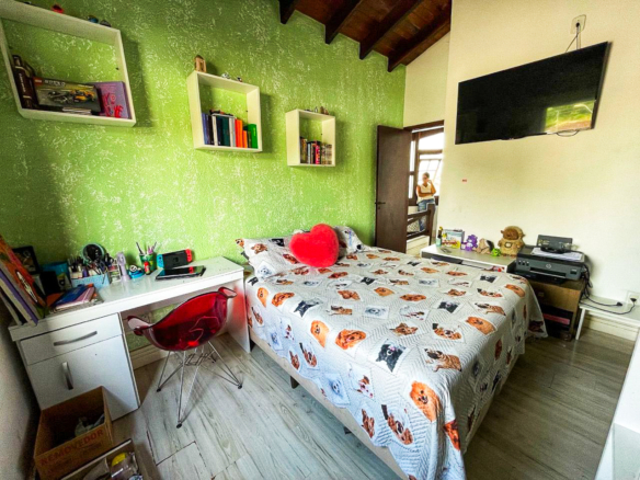 Casa de Alto Padrão com 3 Suítes e Piscina no Jardim Primavera em Caraguatatuba