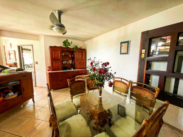 Casa de Alto Padrão com 3 Suítes e Piscina no Jardim Primavera em Caraguatatuba