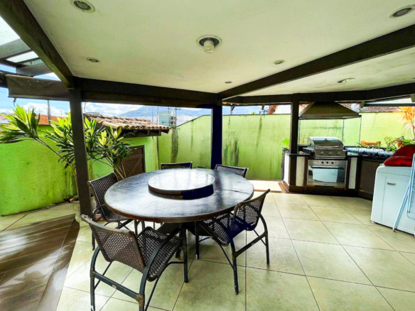Casa de Alto Padrão com 3 Suítes e Piscina no Jardim Primavera em Caraguatatuba